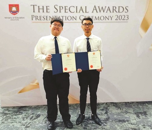 ECE graduate Reginald Loo (left) and EE  graduate Kaung Zin Thu