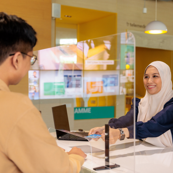 Staff passing Student ezlink card